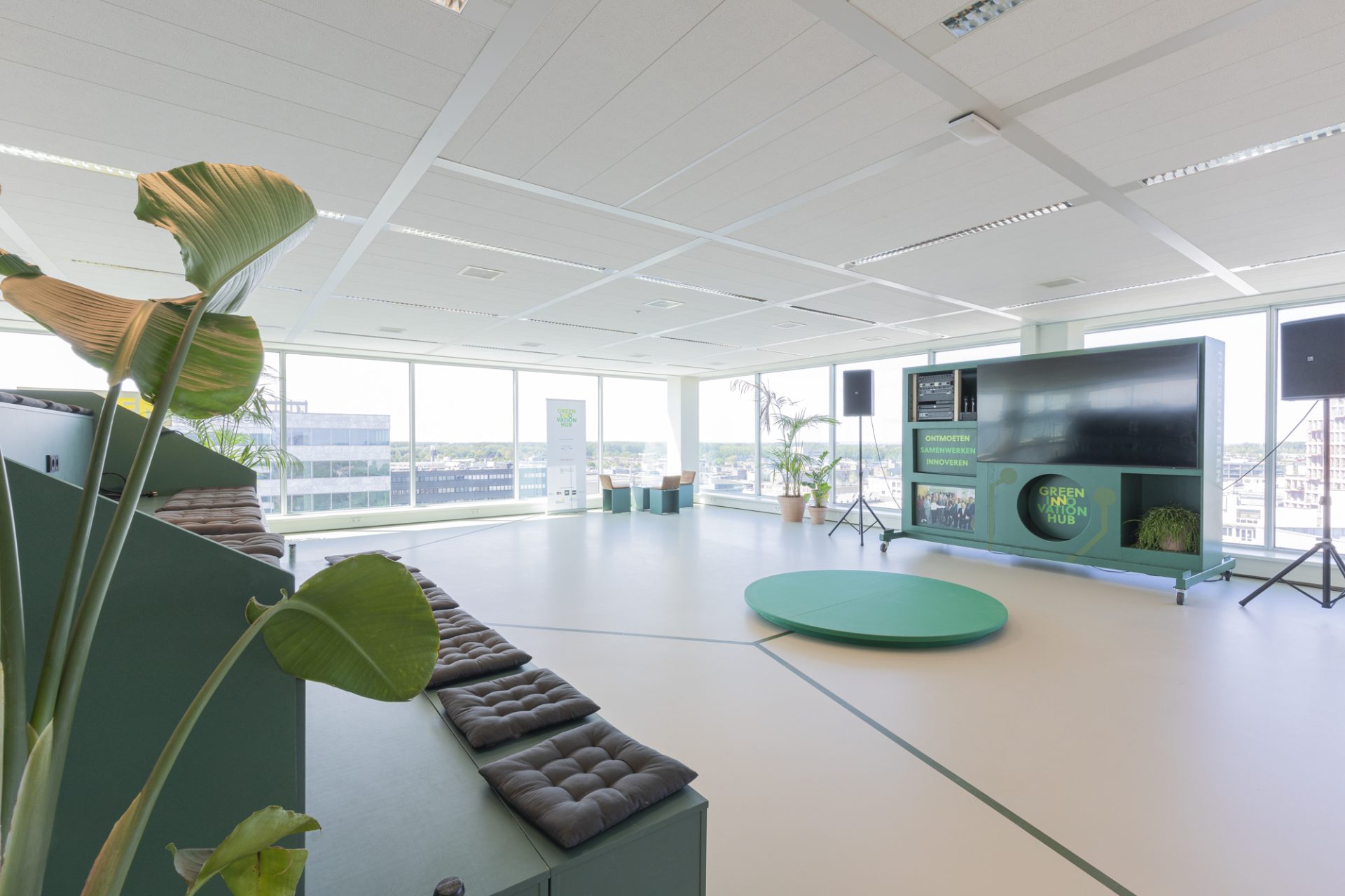 Afbeelding van een ruimte bij Green Innovation Hub waar lezingen gegeven kunnen worden.
